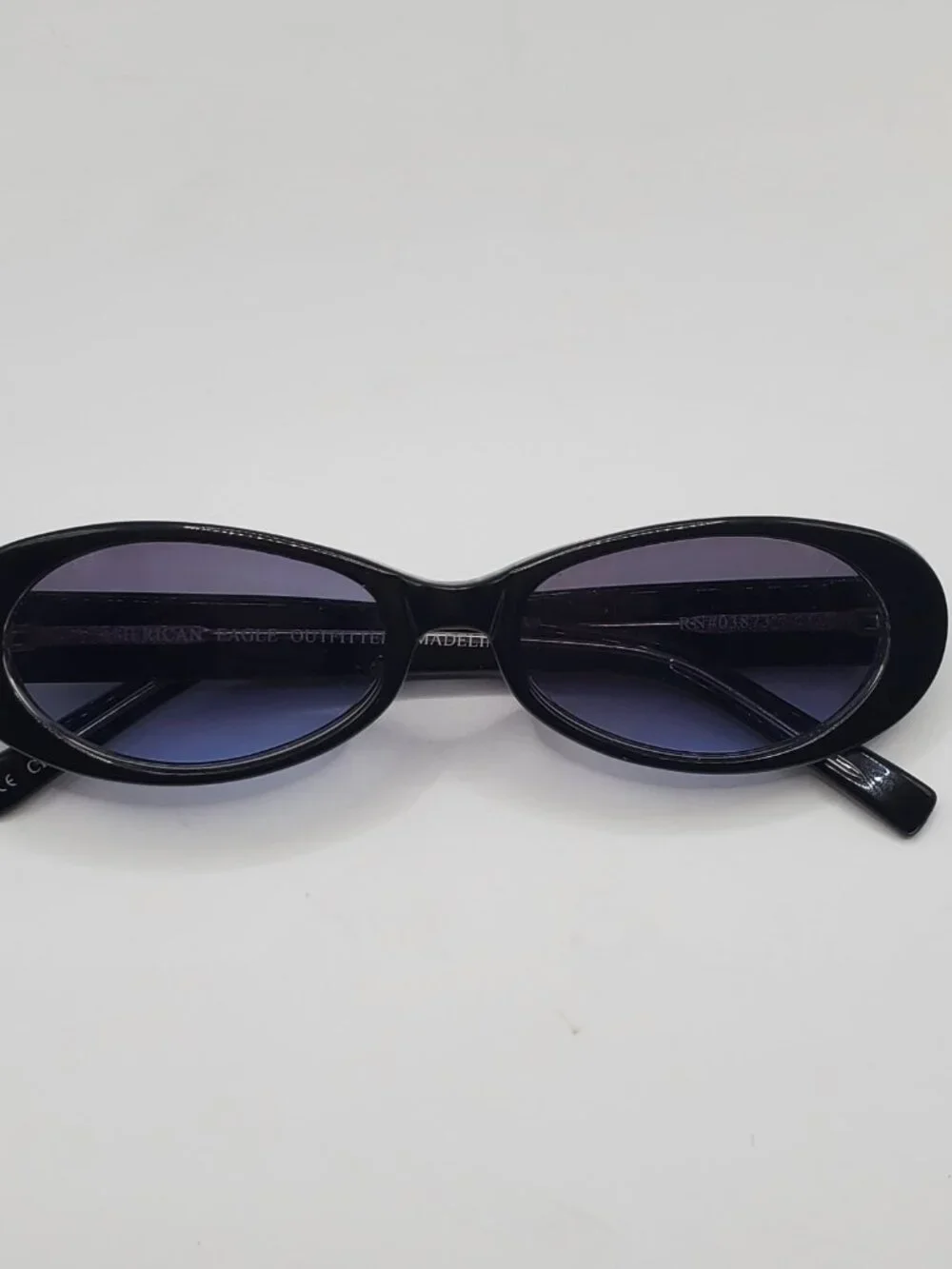 🕶️ American Eagle Outfitters Madeline Blue-Tinted Oval Sunglasses + Case
